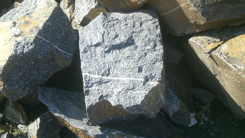 Štípaný přírodní kámen